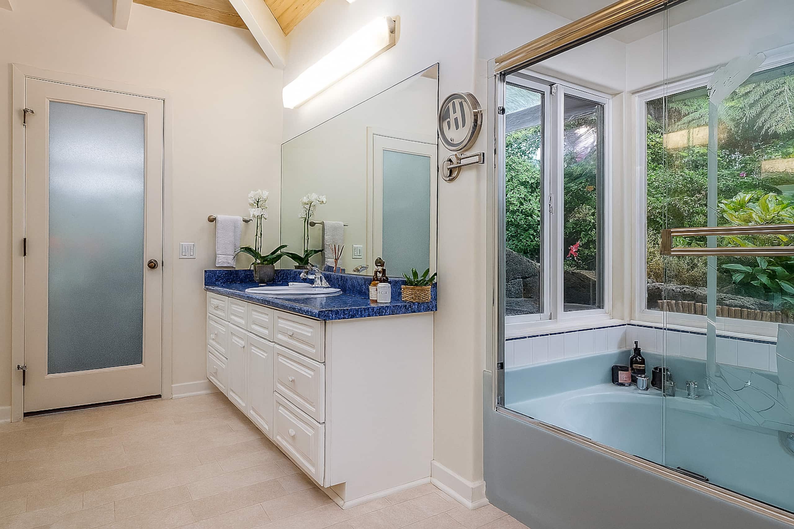 Home in Kailua-Kona · ★4.98 · 3 bedrooms · 6 beds · 2 private baths - Image 12
