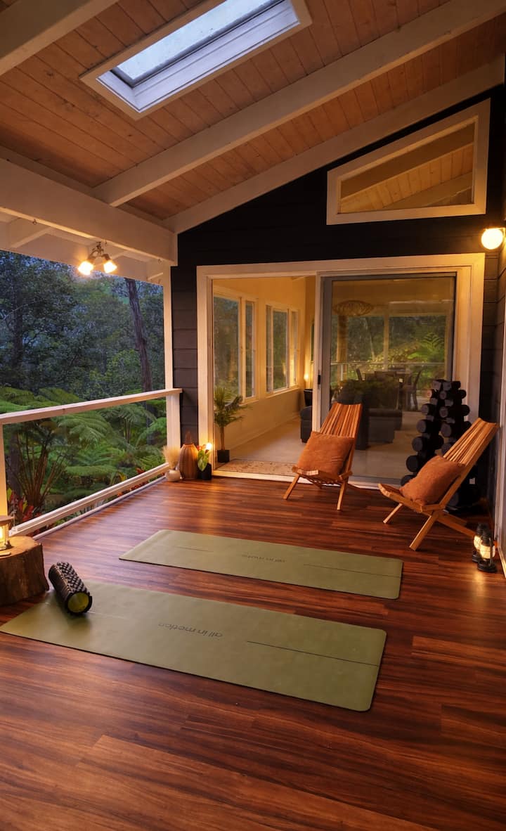 Surrounded by cloud forest, it’s a peaceful space that can be set up for relaxation or wellness with yoga mats, foam rollers, lounge chairs, and soft lighting. Everything is stored prior to arrival, but we’re happy to set it up for you if requested.