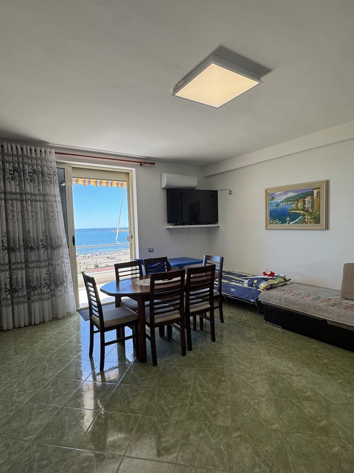 Panoramic Beachfront Apartment | 7 Guests& Parking - Albania