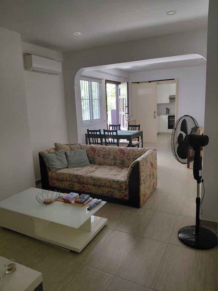 Micho's Stylish, Cozy 1 Bed - Larnaca