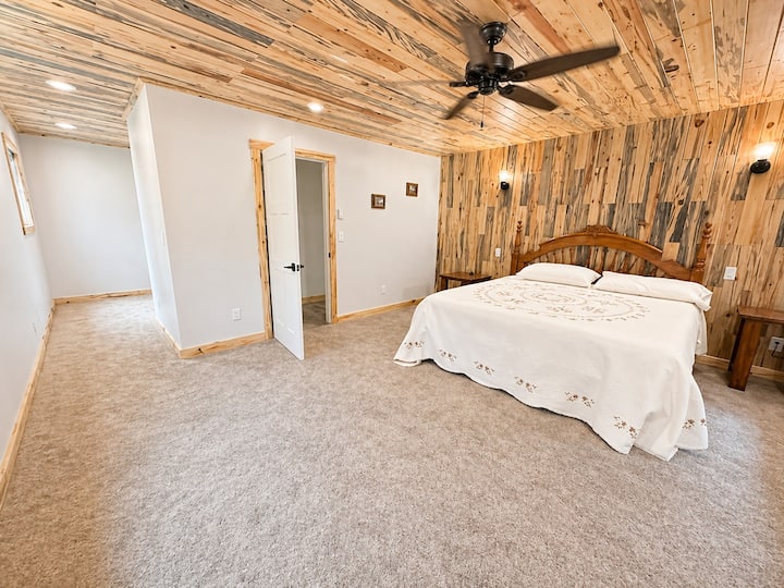 Retírese a esta habitación con una cama tamaño king, una acogedora alfombra, techo y paredes con detalles de madera y un rincón adicional para sentarse o leer. La cálida sensación de la cabina la convierte en un espacio perfecto para relajarse y recargar energías con comodidad.