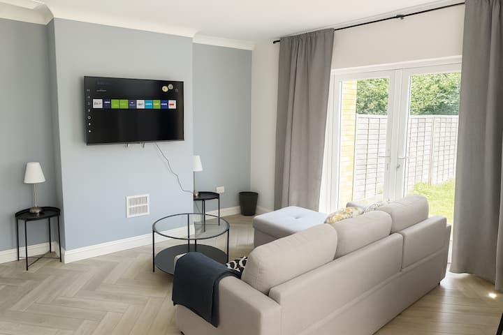 Spacious 4br Home In Prestwich • Driveway Parking - Manchester