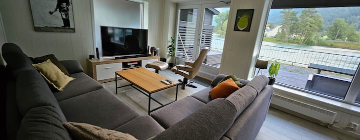 Modern Lakefront Apt With View · Ev Charger - Hjelle