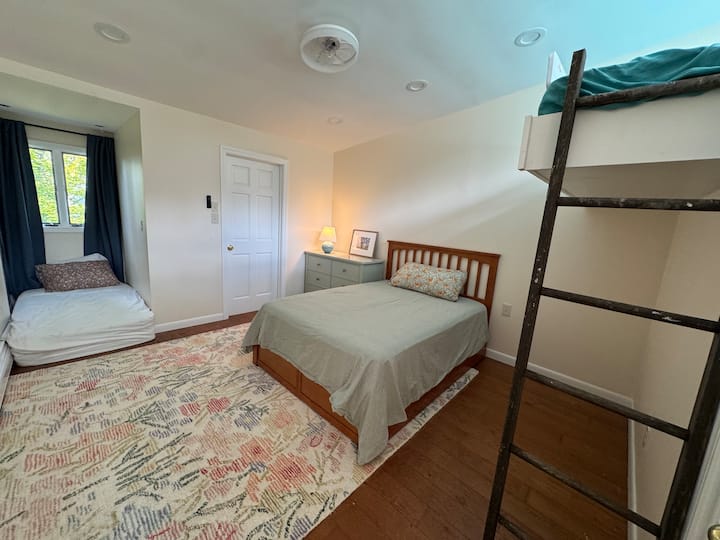 Al piano superiore, camera da letto 2 con letto a scomparsa full-size, letto a soppalco full-size e letto singolo con piccolo armadio e bagno privato.