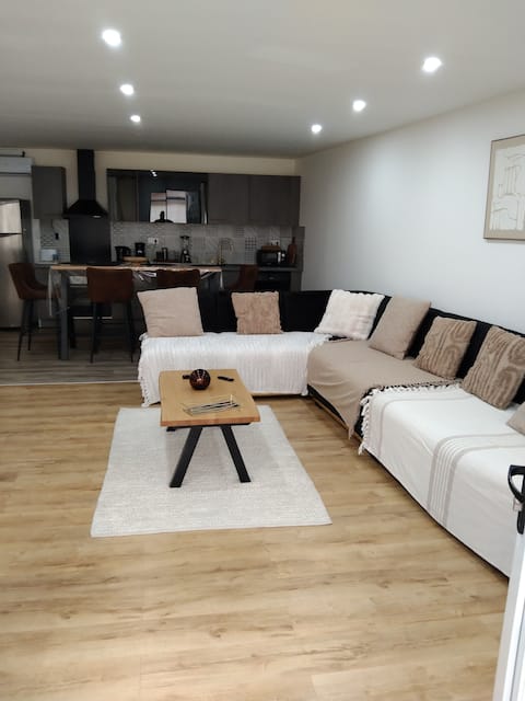 cozy 2-bedroom apartment, wifi, air conditioning