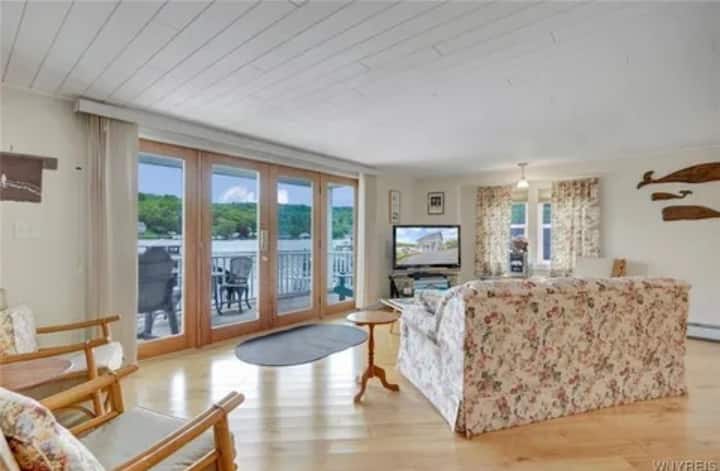 Charming Lakefront Retreat - Alpine Lake, Delevan