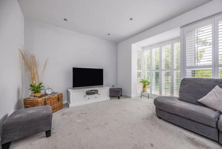 Spacious Seaside Townhouse (Private/gated Parking) - 漢普郡