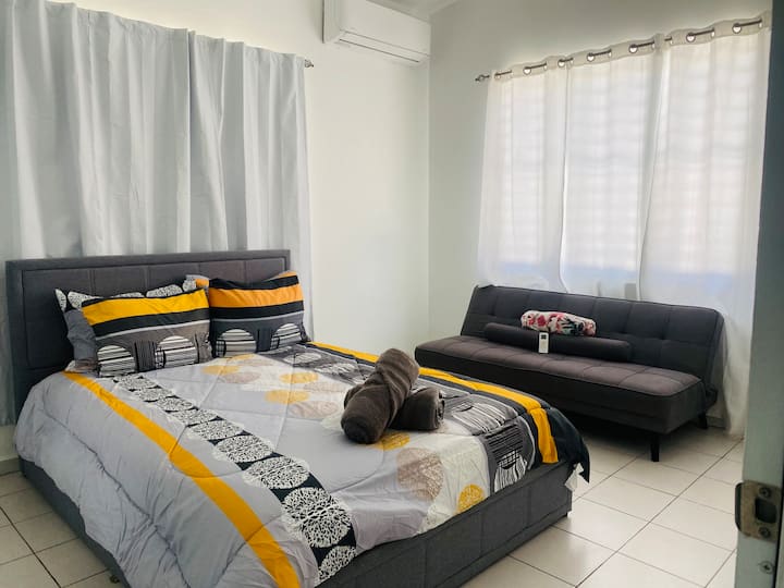 Izba má:

Pohodlná posteľ pre dvoch ľudí. 

Invertor klimatizácie 

Skriňa 

Jeden nábytok 