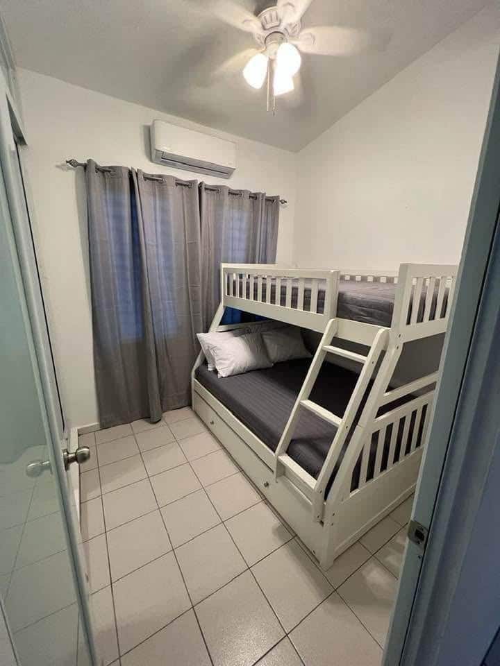 Má dve poschodové postele. 
Manželská posteľ
Druhá manželská posteľ 
Vzduchový invertor