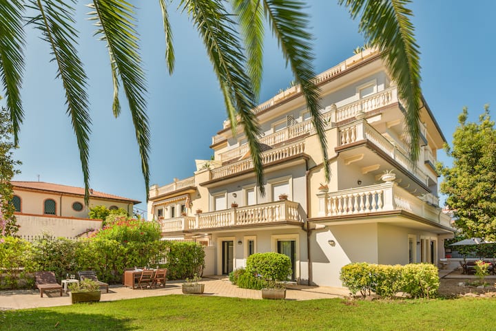 Private Garden + 3 Bedrooms & Parking - Viareggio
