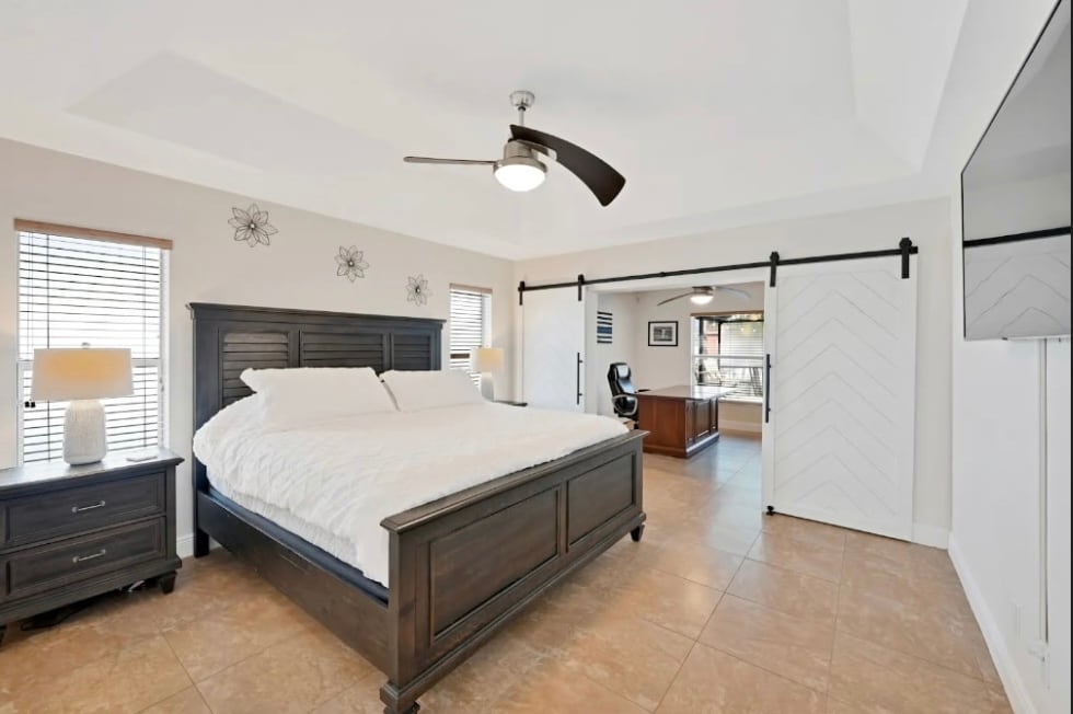 Dormitorio principal con baño privado. Cama tamaño king. 