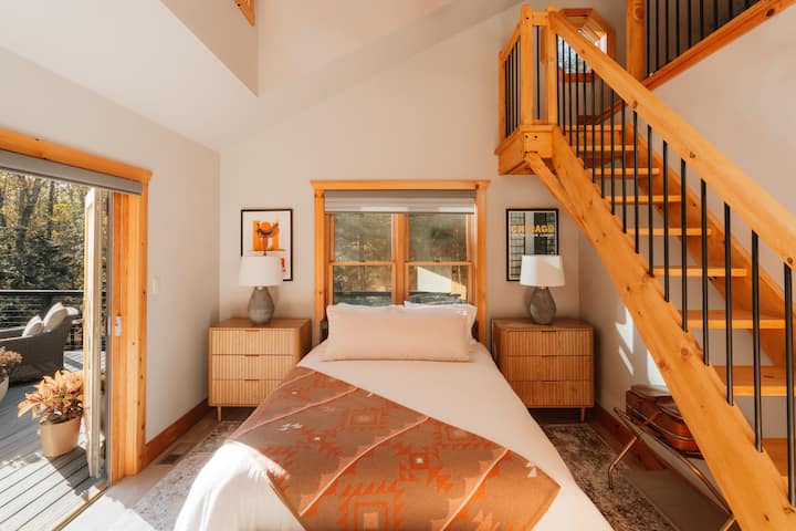 تحتوي الغرفة التي تضم سريرًا متوسط الحجم في الطابق الرئيسي على باب فرنسي خاص يتيح الوصول إلى الشرفة الخلفية المرتفعة.