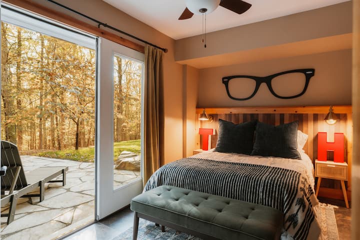غرفة نوم خاصة على مستوى الحديقة مع سرير كامل الحجم وحمام مع دش قائم وإمكانية الوصول إلى الباب الفرنسي الخاص إلى الفناء الحجري الجديد. 