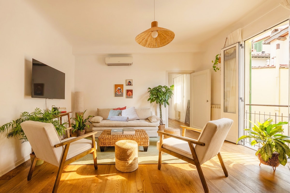 סלון מרווח ומואר, שנועד להציע לכם נוחות והשראה. תוכלו למצוא ספה נפתחת נוחה, טלוויזיה, ספרים ומגזינים, כמו גם תחנת עבודה ייעודית לאיזון מושלם של רוגע ופרודוקטיביות