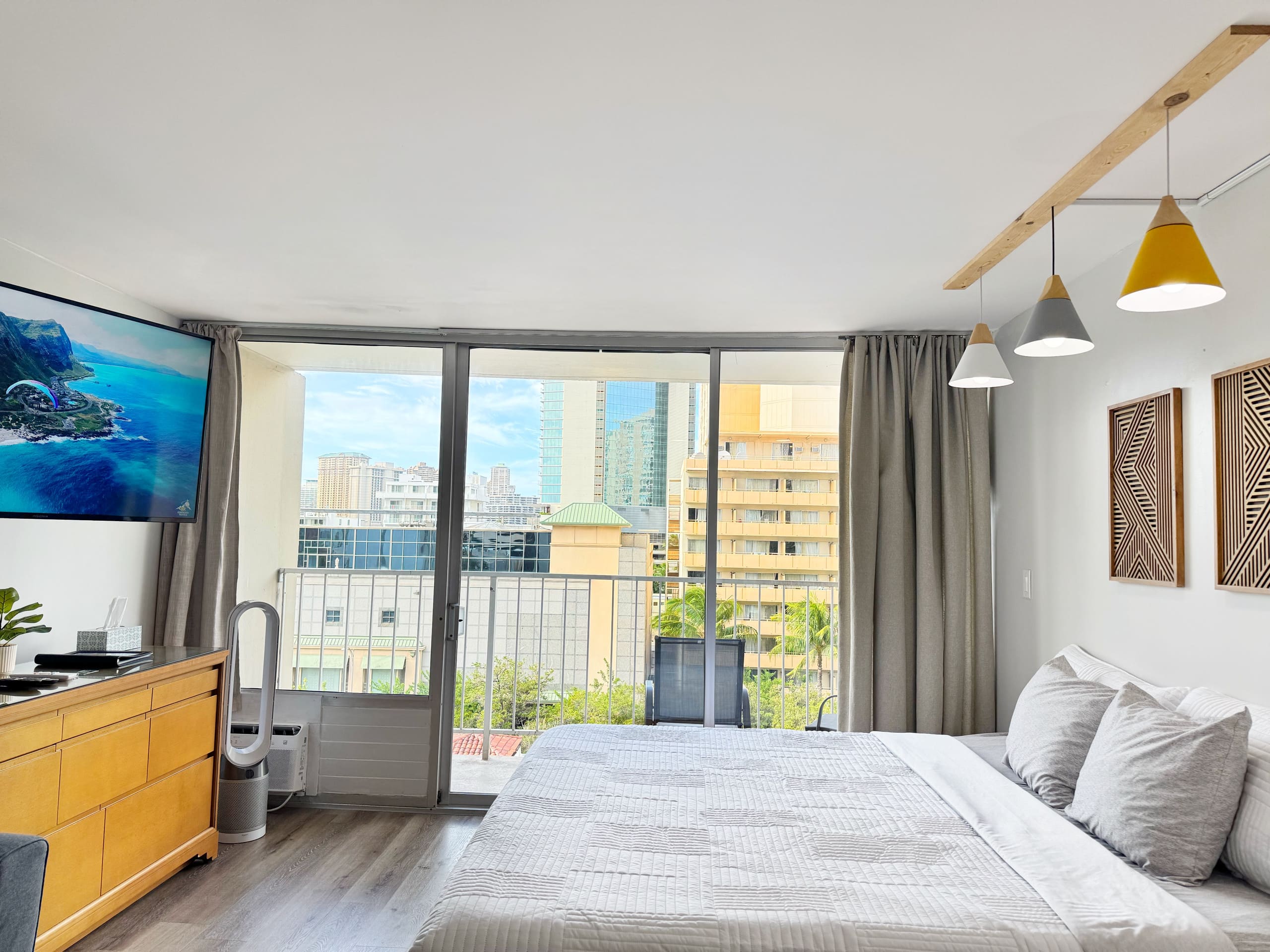 Condo in Honolulu · ★4.88 · Studio · 1 bed · 1 private bath - Image 7