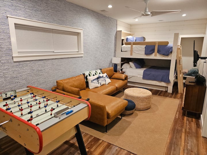 Vitanda mahususi vya ghorofa mbili hufanya hii kuwa chumba cha feni cha nyumba. Kamilisha na chumba cha kujitegemea, mashine ya kuosha na kukausha. Meza ya Foosball ya Kifaransa, televisheni mahiri, kochi la sehemu hufanya hii iwe bora kabisa.