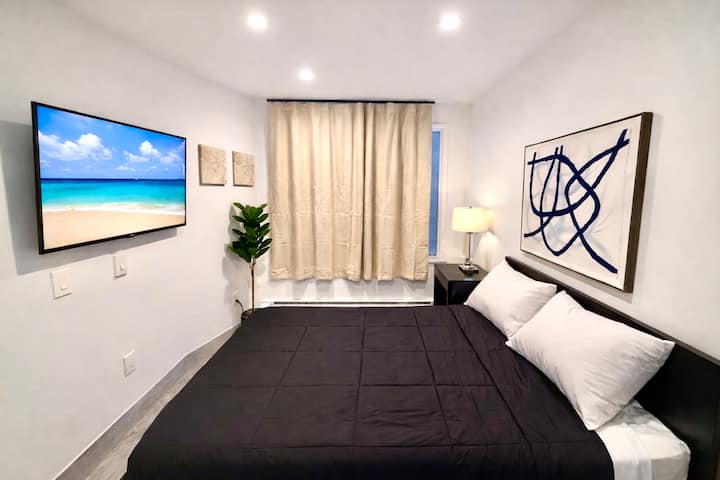 ¡Te damos la bienvenida a esta hermosa habitación! Cuenta con una acogedora cama tamaño queen, un pequeño armario y un televisor de pantalla plana para tu entretenimiento. La decoración es impresionante y cuidadosamente seleccionada, por lo que es un espacio encantador para relajarse y descansar. ¡Disfruta tu estadía!