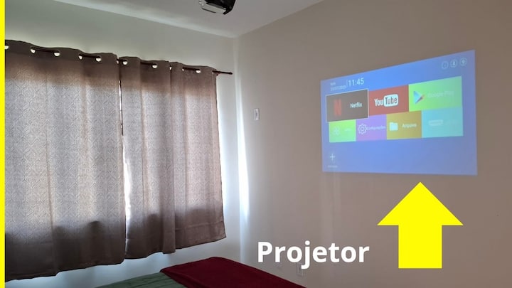 جهاز عرض/شاشة مع تلفزيون بروتوكول الإنترنت مع العديد من الأفلام والمسلسلات. 