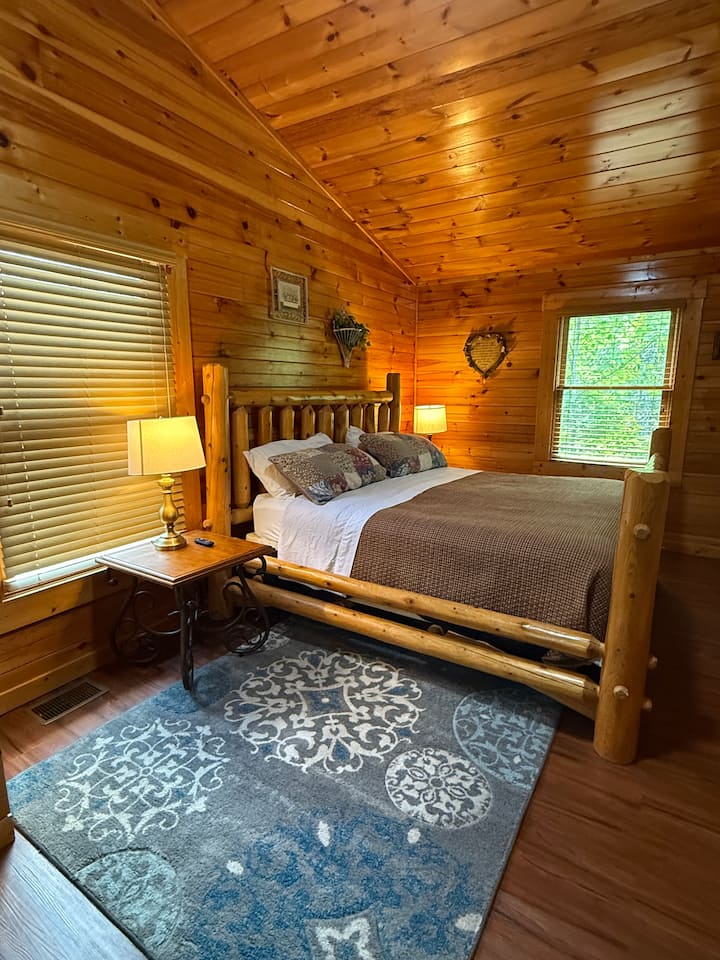 Útulná, súkromná a oddychová spálňa s manželskou posteľou a pokojným výhľadom na les a prednú časť zruby.