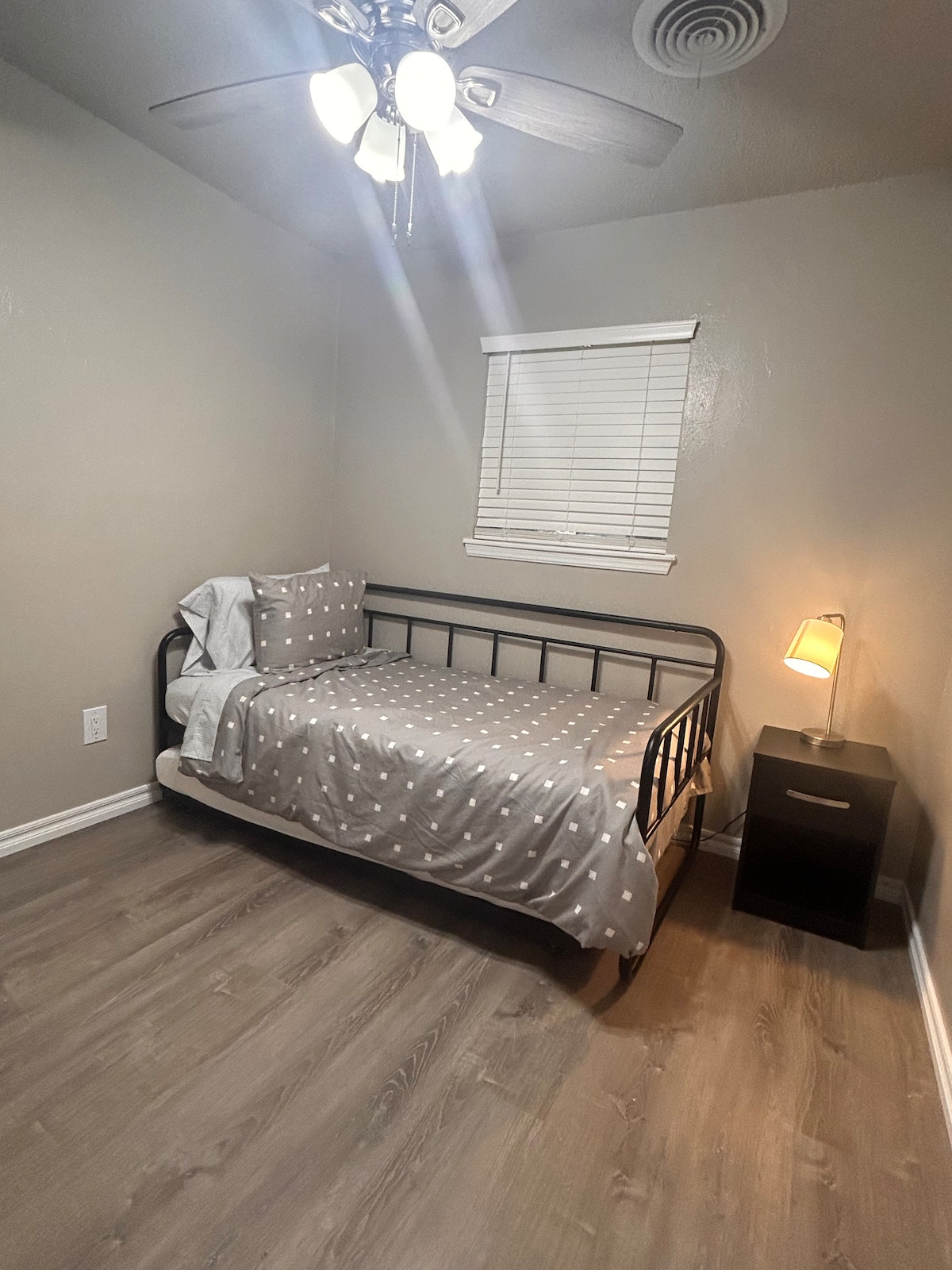 מיטה זוגית עם מיטה נפתחת מתחתיה. נשמח לדעת אם תשתמשו במיטה הנפתחת כדי שנוכל להכין אותה לפני השהייה!
חדר מושלם ללול קמפינג!