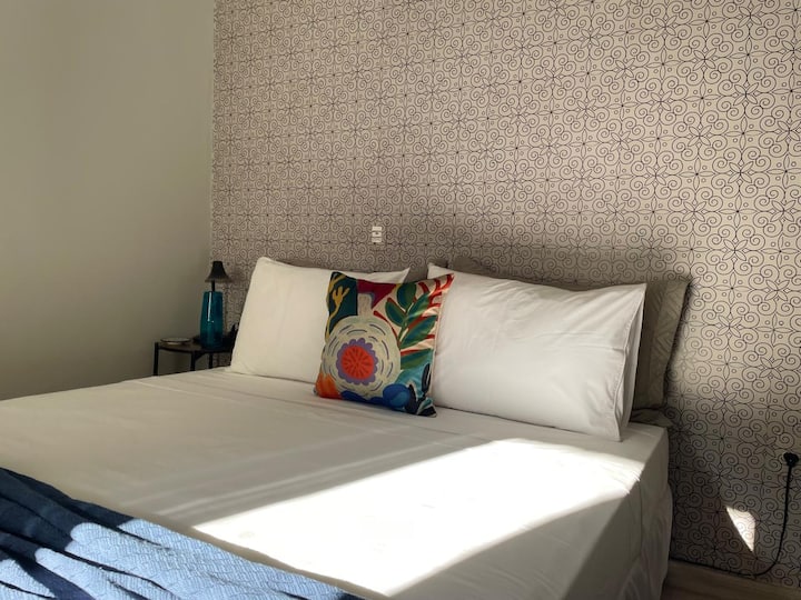 Dhoma dopio ka një krevat dopio "queen", ajër të kondicionuar, komodinë, kolltuk ndihmës, abazhur dhe zbukurime, si dhe një ballkon të vogël. Jorgani, batanija dhe ventilatori i tavolinës janë të vendosura në dollap. Perdja dhe perdja e errët në dritare.
