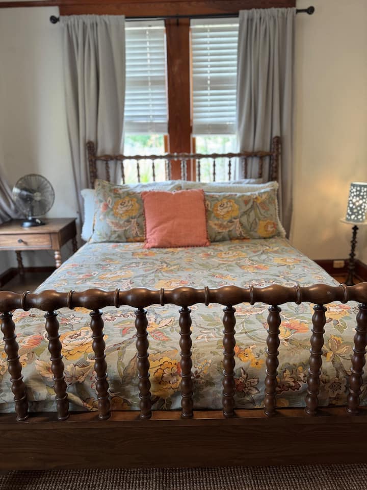 ผ่อนคลายในห้องนอนที่เงียบสงบและมีสไตล์พร้อมเตียงควีนไซส์ที่สะดวกสบายเหมาะสำหรับนักเดินทางคนเดียวคู่รักหรือผู้เข้าพักเพื่อธุรกิจที่กำลังมองหาการนอนหลับพักผ่อนอย่างเต็มที่