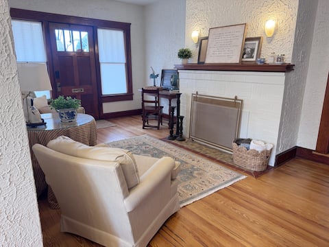 Top Airbnb: Charming 1937 Cove Cottage Walk to Downtown & Bay in Panama City
