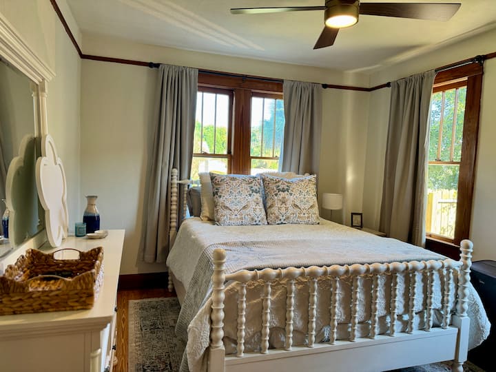 ยินดีต้อนรับสู่บังกะโลโคฟในปี 1937 ที่ได้รับการดูแลอย่างดีของเราตั้งอยู่ห่างจากใจกลางเมืองปานามาซิตีและอ่าวเซนต์แอนดรูว์สที่สวยงามเพียงไม่กี่นาที  ที่พักที่อบอุ่นและมีสไตล์นี้ผสมผสานเอกลักษณ์สไตล์วินเทจเข้ากับความสะดวกสบายที่ทันสมัย 2 ห้องนอนแต่ละห้องมีเตียงควีนไซส์  