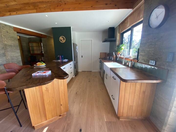 Modern Rammed Earth Lodge - Kerikeri