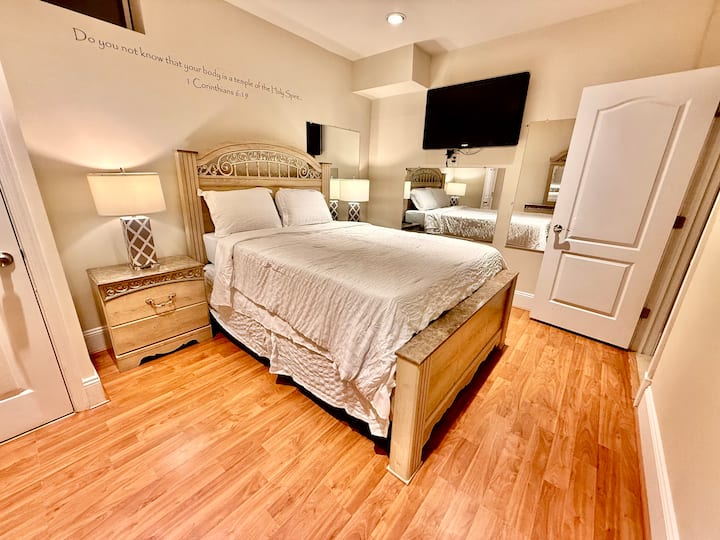 מיטת קווין סייז וטלוויזיה