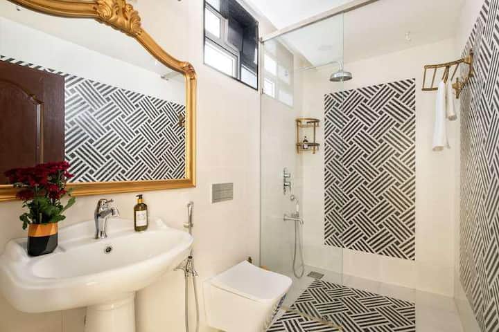 Full bathroom 1 image 1