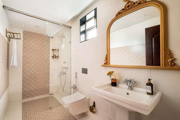 Full bathroom 3 image 1