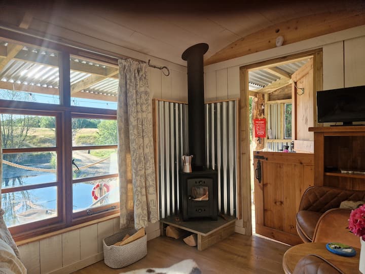 Dragonfly A Beautiful Secluded Shepherd Hut For 2 - Wales