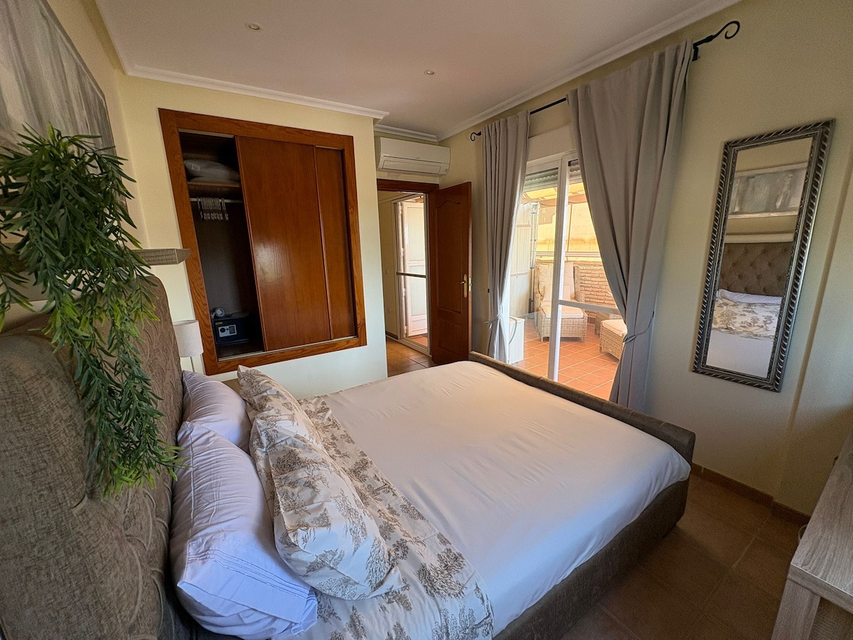 غرفة نوم مزدوجة فاخرة مع مخرج تراس. مع ناموسية وستائر ومظلات ومكيف هواء وتلفزيون. خزانة وخزانة ملابس بسعة كبيرة وآمنة.