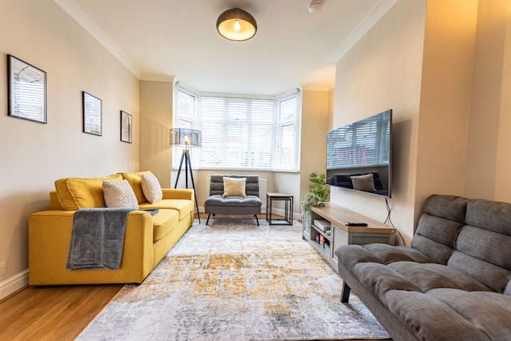 West Mids Contractor Stay | Games Room | Sleeps 6 - 버밍엄