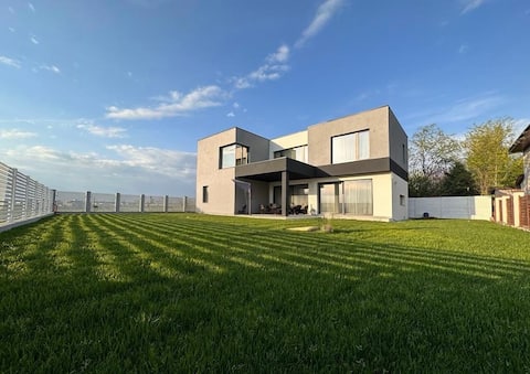 Cozy and stylish family home OTP Airport nearby