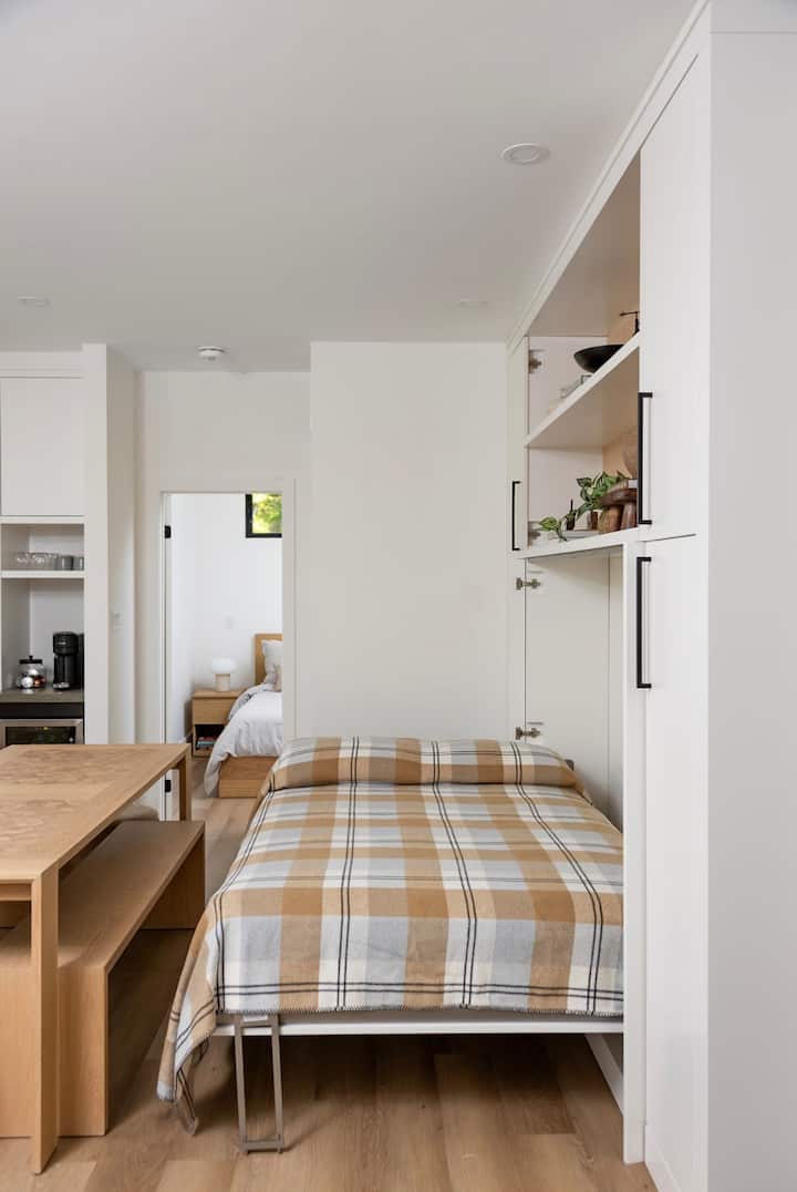 Útulná sklápacia posteľ, ktorá sa dá zložiť do vlastného pokojného kútika – mäkká bielizeň, čistý dizajn a tiché miesto na dobíjanie energie.