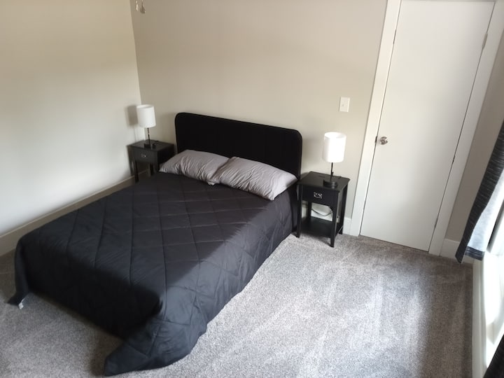 Cama completa en el dormitorio uno.