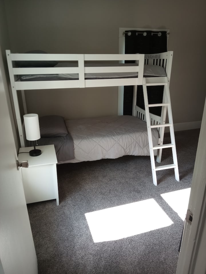 Dos camas de dos pisos en el dormitorio dos.