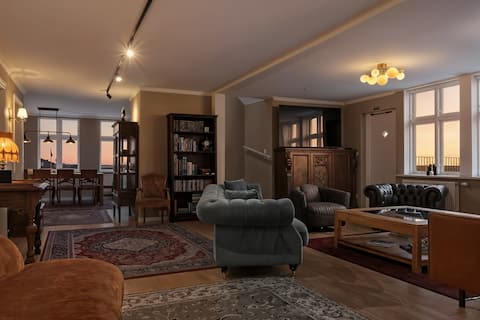 Spacious Sea View Apartment at Sjávargata Villa