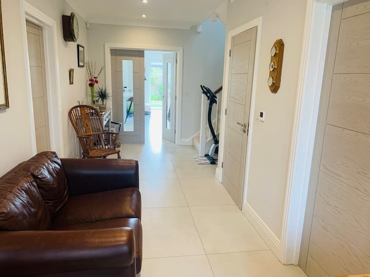 Downstairs Bedroom & Ensuite 5 Mins Walk Station - イギリス ビーコンズフィールド