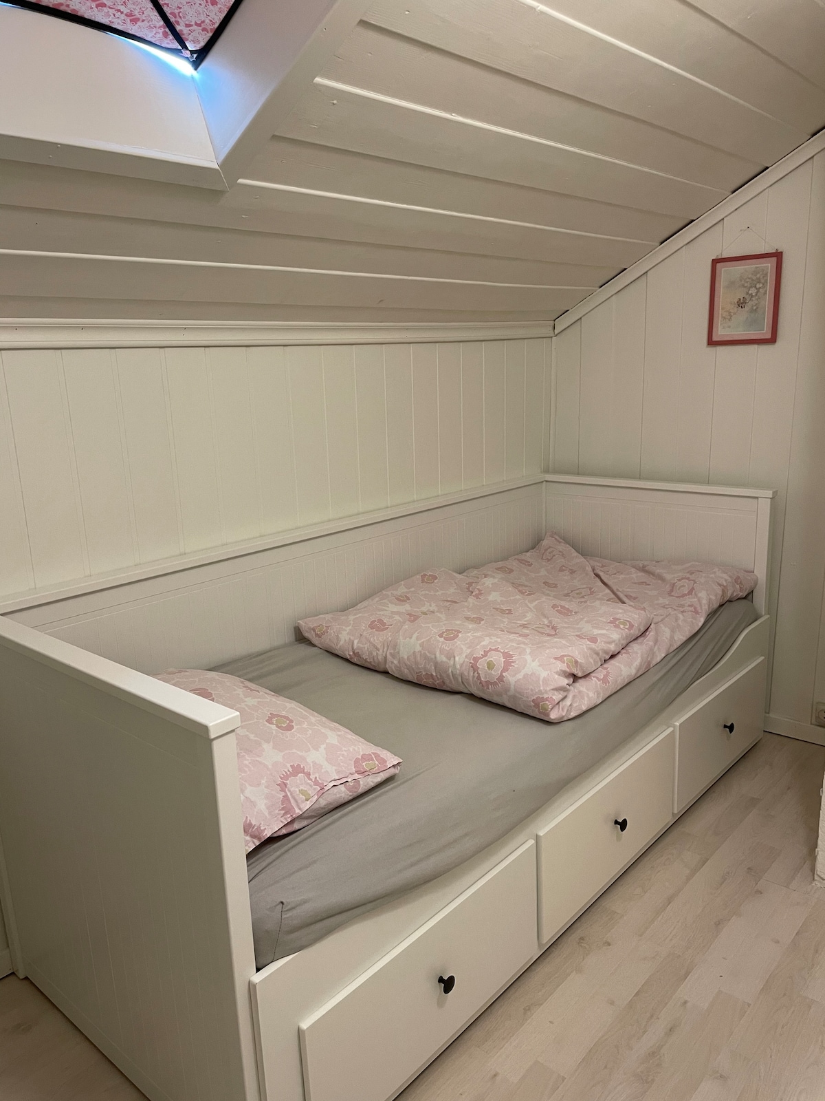 Treća spavaća soba u manjoj prostoriji s krovnim prozorom na 2. katu. Može primiti 1 osobu. 