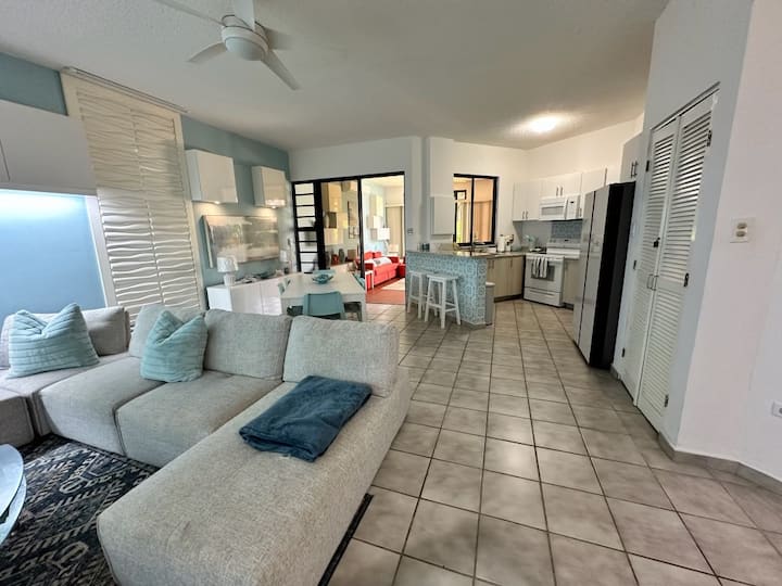 تتميز الفيلا بمنطقة معيشة واسعة مع غرفة طعام كاملة ومطبخ مجهز تجهيزًا جيدًا. في الجزء الخلفي من العقار، ستجد غرفة عائلية مريحة مع أريكتين للنوم بحجم كوين وركن مكتب مريح.