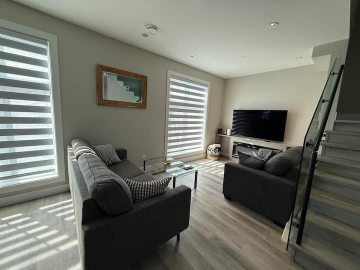 Comfortable 3-bedroom Townhome | Near Downtown! - 킬로나