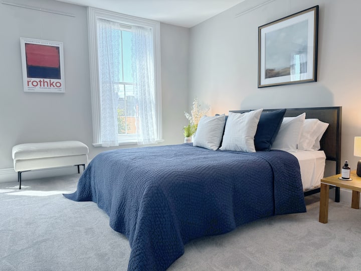 Lit Queen size au 3e étage avec salle de bain attenante
