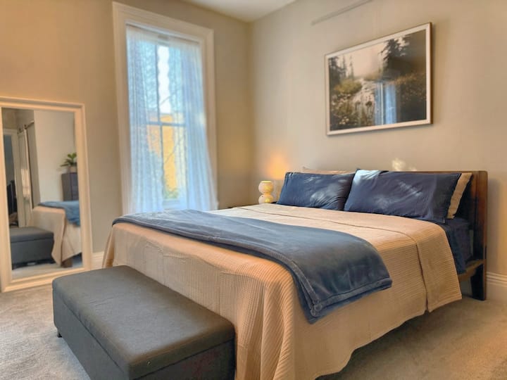 Chambre King au deuxième étage avec salle de bain attenante.