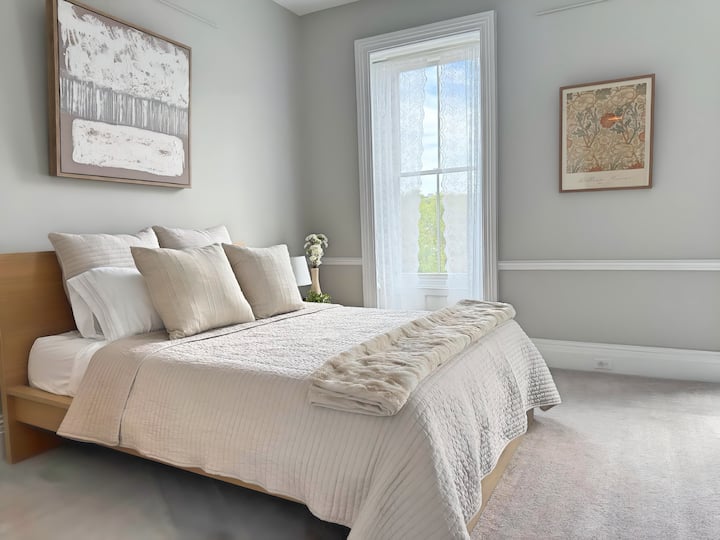 Chambre Queen au 3e étage. La chambre comprend un grand placard à l'intérieur de la chambre, une commode pour un rangement supplémentaire et une télévision connectée avec câble HDMI pour que les voyageurs puissent se connecter à leurs comptes de streaming personnels. Cette chambre dispose d'une utilisation dédiée de la salle de bain du hall du 3e étage.