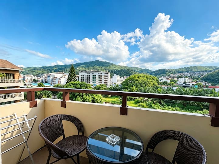 芭东度假酒店三床家庭套房带阳台 - Patong Beach