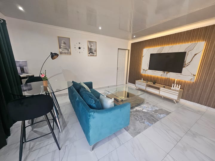 Luxurious One Bedroom Apartment - Kempton Park
