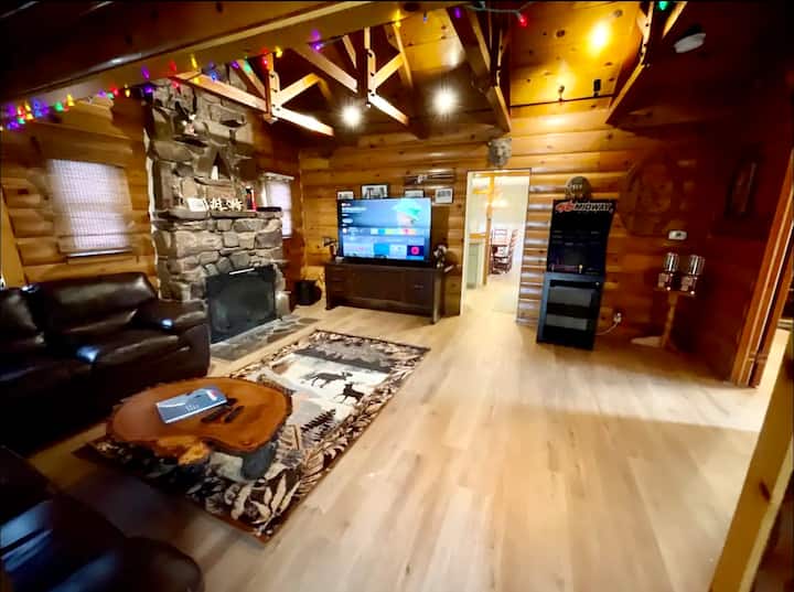 Danny’s Den - The Perfect Cabin With Hot Tub! - Big Bear Lake, CA